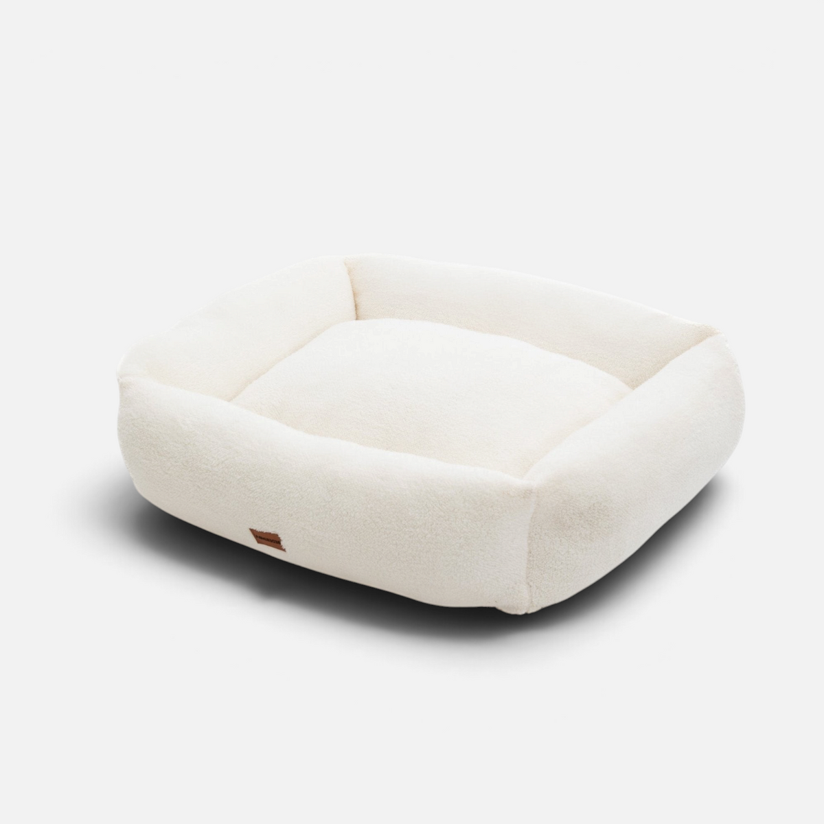 Cama para perros BIMBAS BRAND de color crema con tejido de borreguito suave, desenfundable y diseño rectangular.