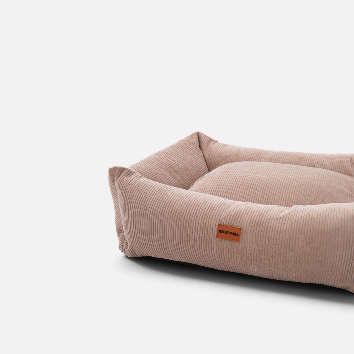 Cama para perros BIMBAS BRAND de pana marrón, desenfundable y con diseño elegante, ideal para el descanso de mascotas.