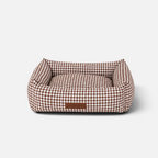 Cama para perros BIMBAS BRAND con estampado vichy marrón, diseño desenfundable, impermeable y elegante.