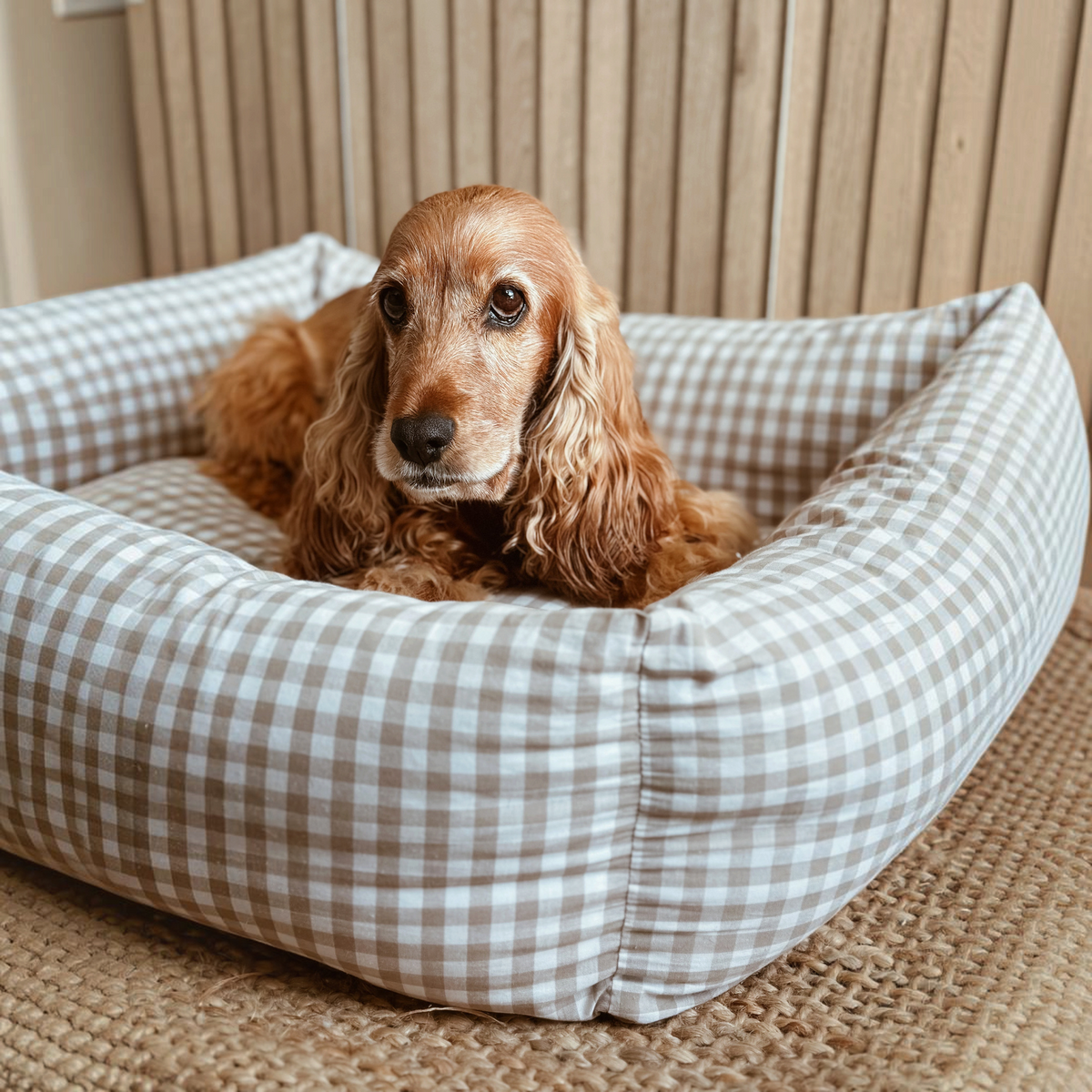Cama para perros BIMBAS BRAND con estampado vichy beige, desenfundable, impermeable y hecha a mano en España.