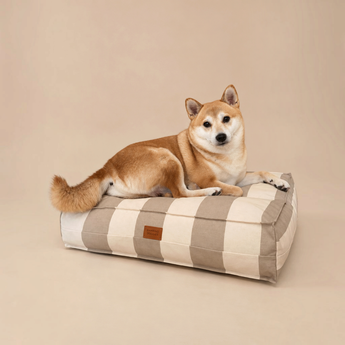 Perro Shiba Inu tumbado sobre la cama impermeable a rayas de BIMBAS BRAND con funda desenfundable y acolchada