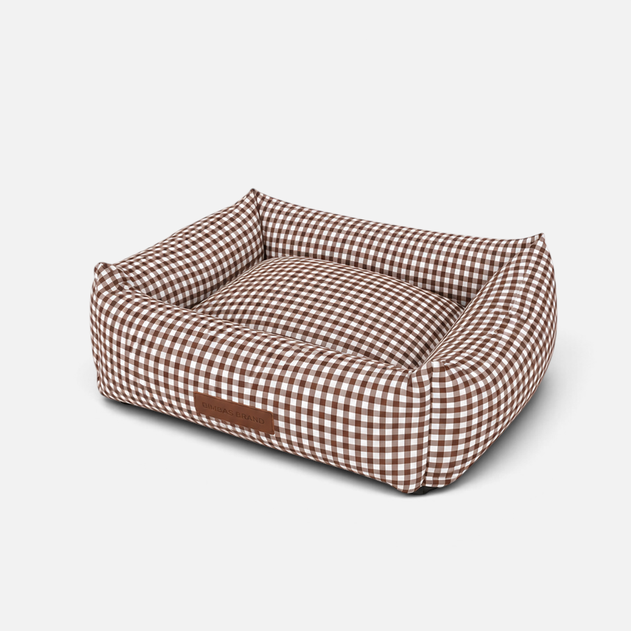 Cama para perros BIMBAS BRAND con estampado vichy marrón, diseño desenfundable, impermeable y elegante.