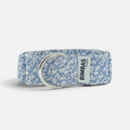 Collar martingale BIMBAS BRAND azul con estampado floral blanco, reforzado con nylon y anillas metálicas resistentes.
