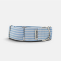 Collar martingale BIMBAS BRAND de tela azul con rayas blancas, diseño anti tirones con anillas metálicas resistentes.