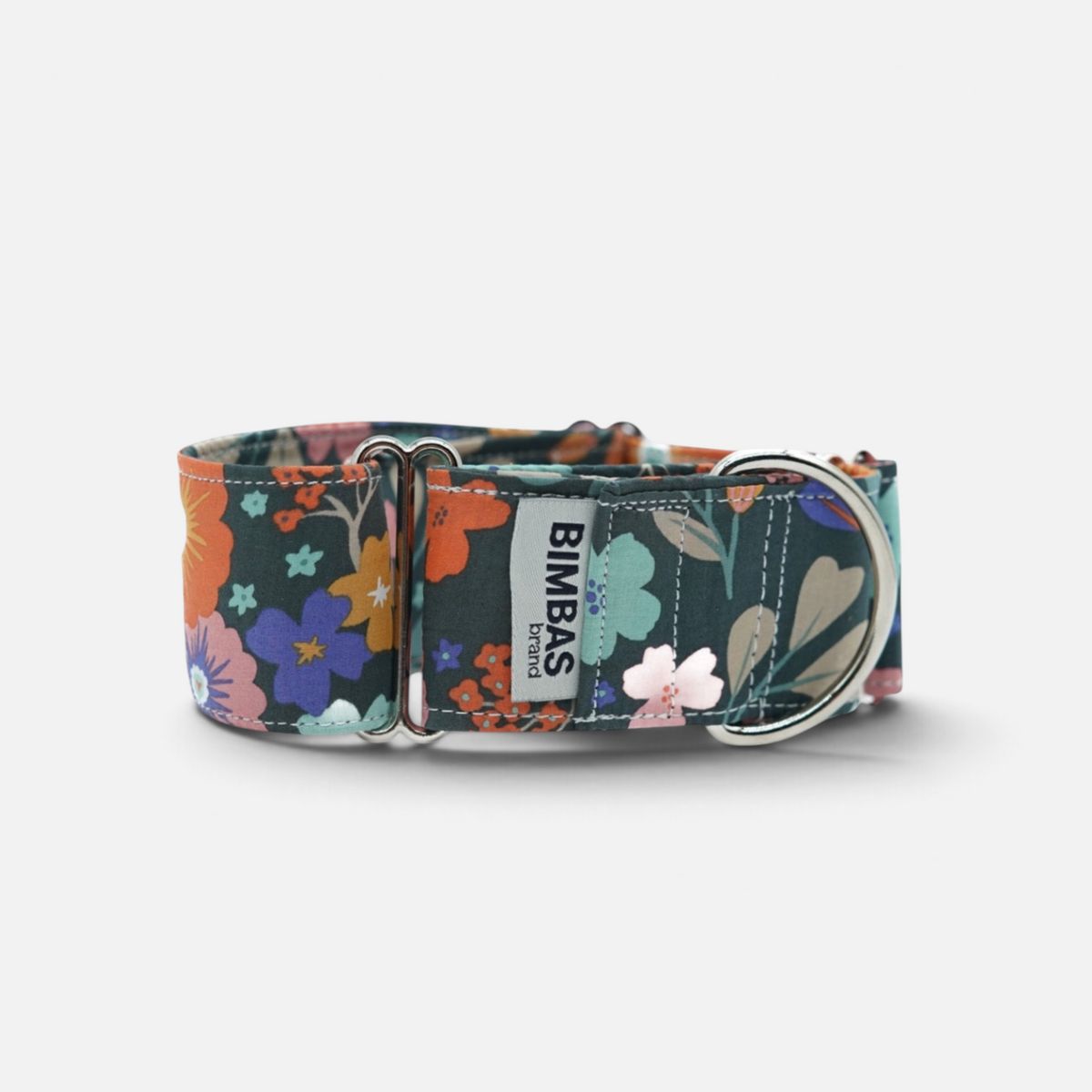 Collar martingale BIMBAS BRAND con estampado floral colorido sobre fondo oscuro y anillas metálicas resistentes