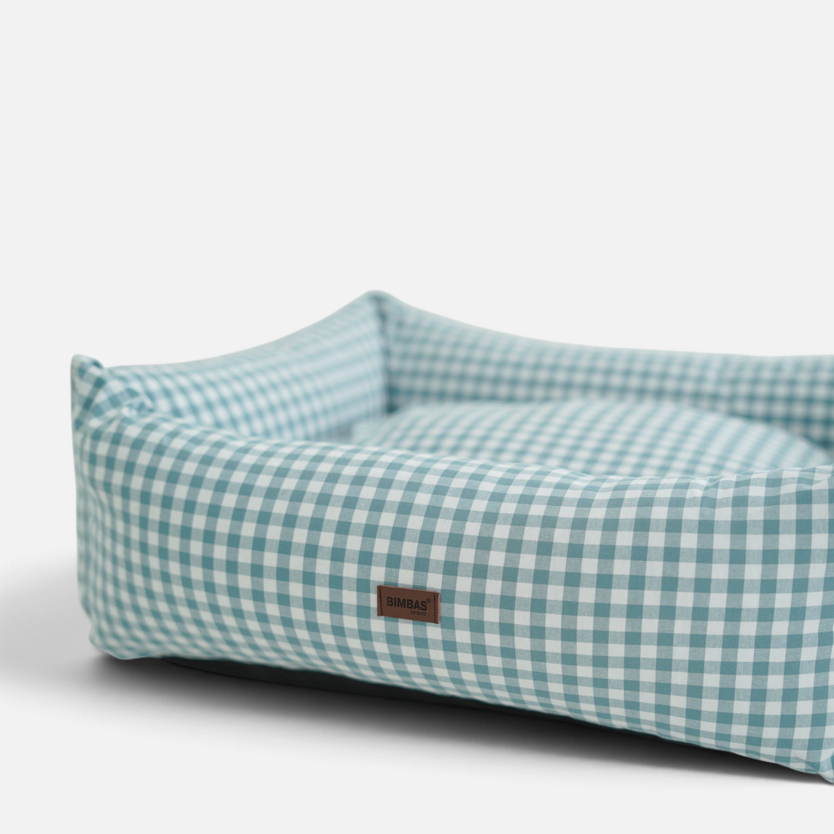Cama para perros BIMBAS BRAND con estampado vichy en color verde, diseño desenfundable y tejido impermeable.