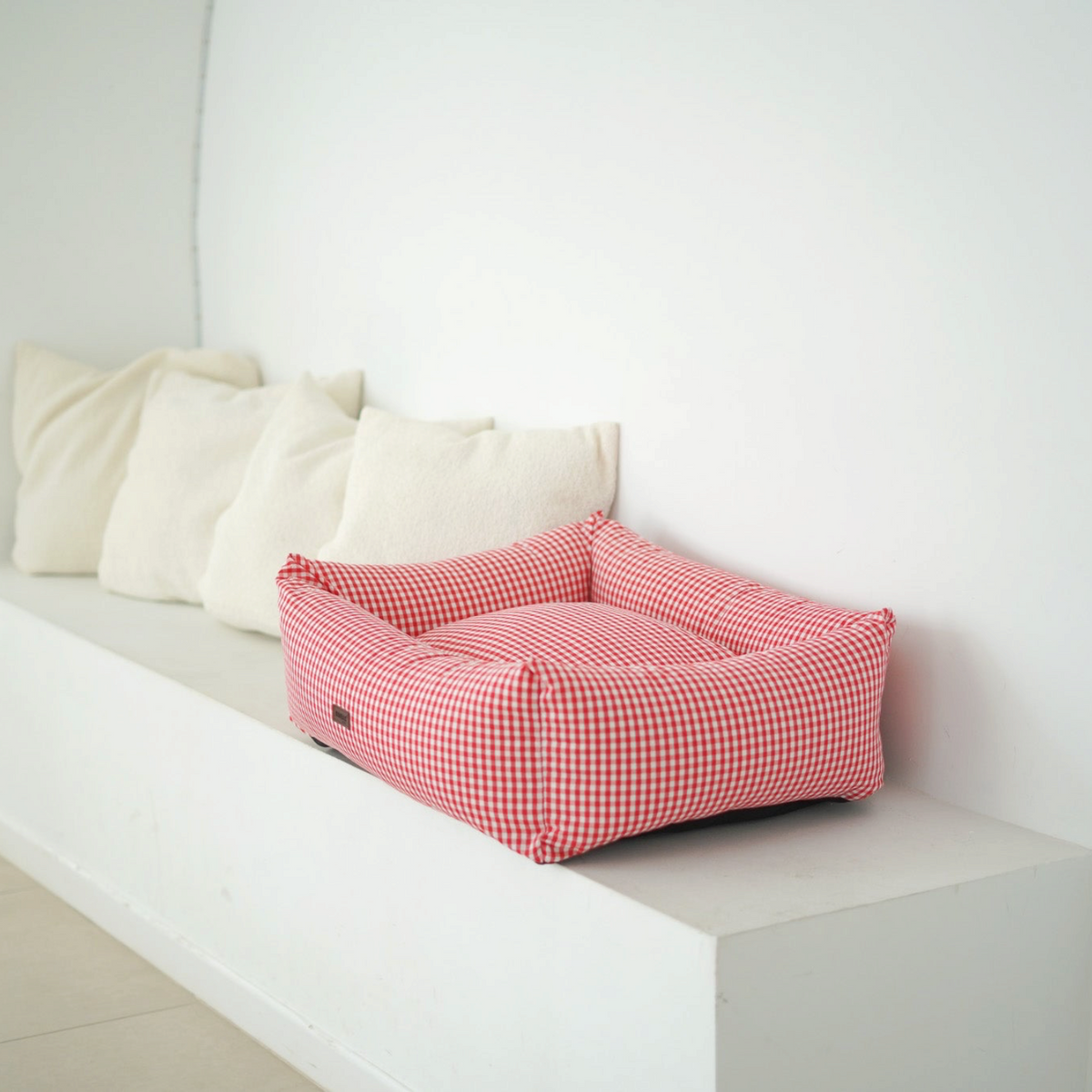 Cama para perros BIMBAS BRAND desenfundable con estampado de cuadros vichy rojos y base antideslizante