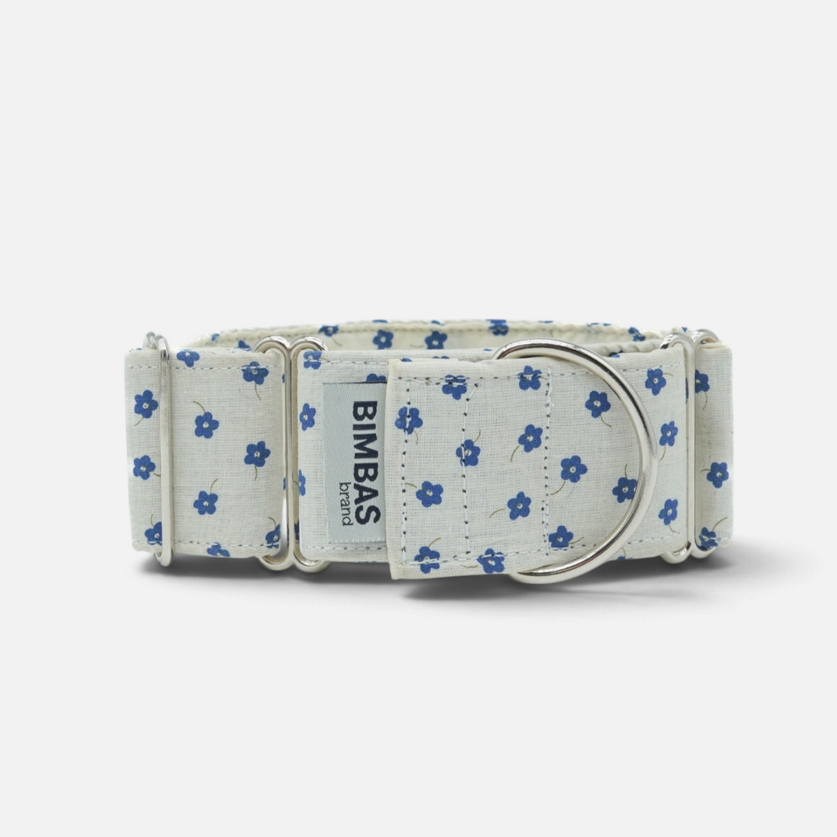 Collar martingale BIMBAS BRAND de tela color crema con estampado de flores azules y anillas metálicas resistentes