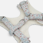 Arnés para perros BIMBAS BRAND con estampado floral roser, interior de borreguito suave y herrajes metálicos.