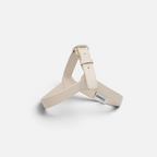 Arnés para perros BIMBAS BRAND en piel sintética beige con hebilla dorada y diseño cómodo para paseos elegantes.