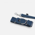 Collar martingale de BIMBAS BRAND en tejido denim azul con costuras amarillas y anillas metálicas resistentes