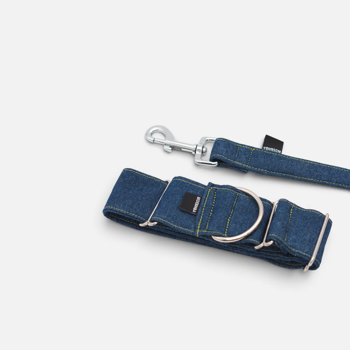 Collar martingale de BIMBAS BRAND en tejido denim azul con costuras amarillas y anillas metálicas resistentes