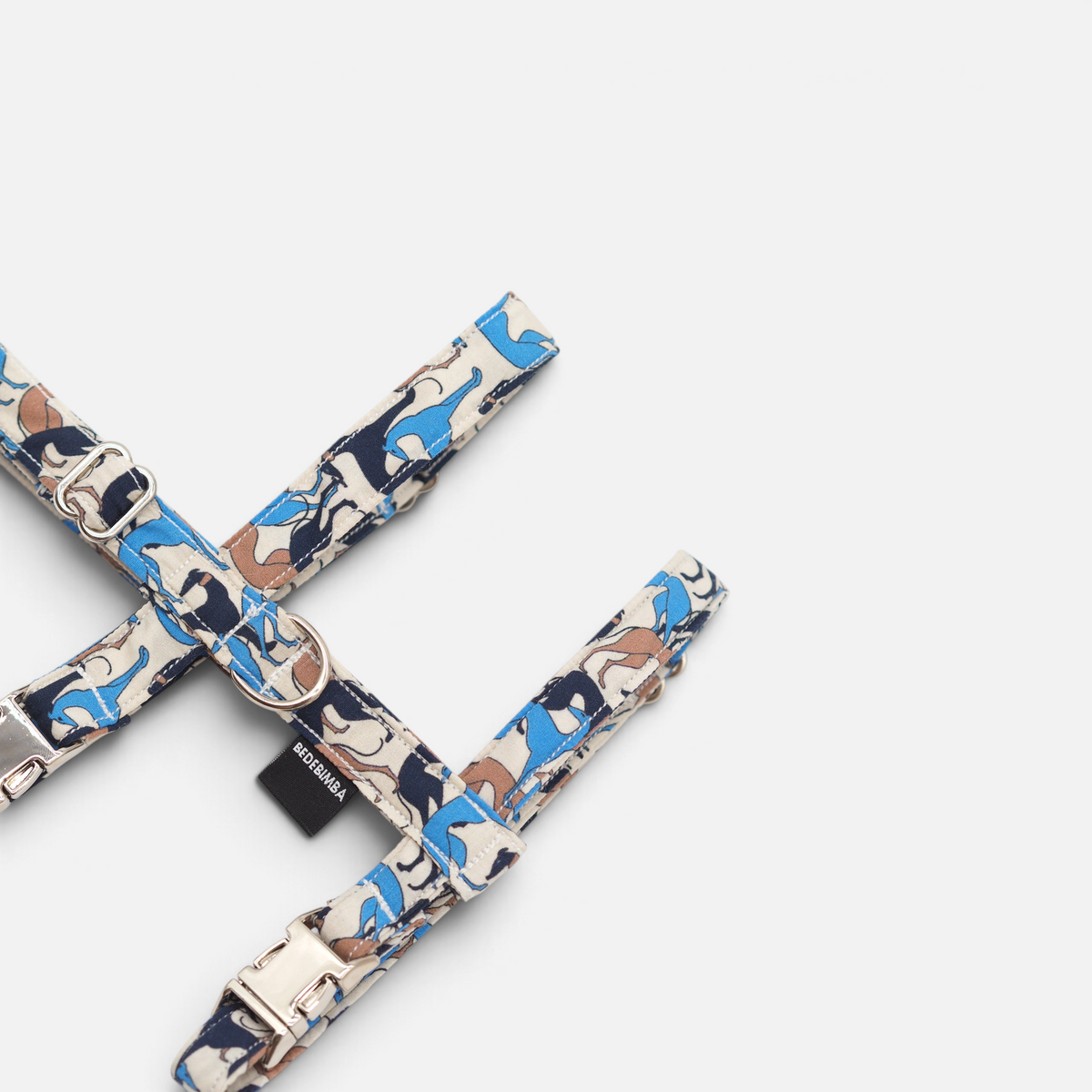 Arnés triple ajustable BIMBAS BRAND para galgos con estampado de perros en tonos azules y marrones y cierres metálicos
