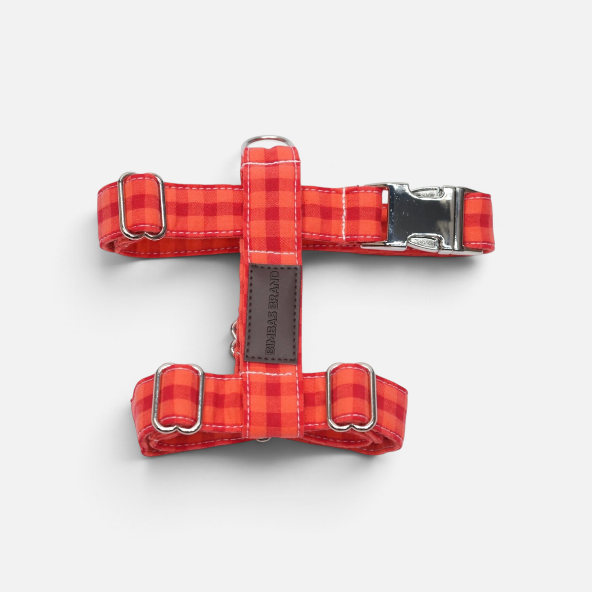 Arnés para perros en H BIMBAS BRAND color rojo con estampado de cuadros, algodón ajustable y hebillas metálicas.
